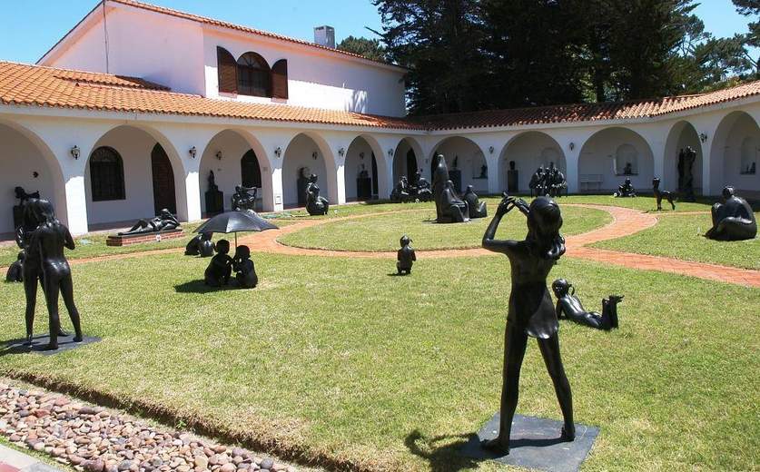 פסלים בחצר במוזיאון פונטה דל אסטה